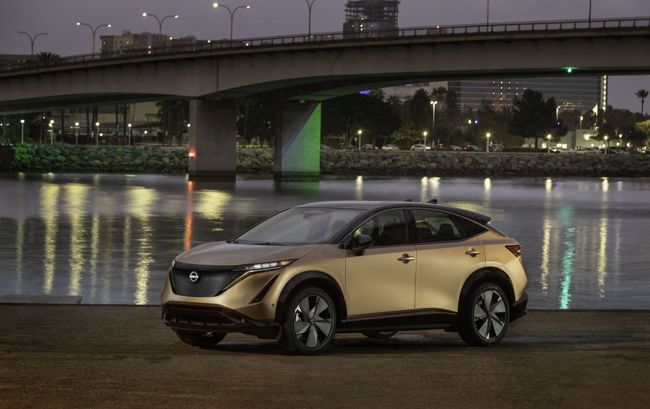 Nissan Ariya 2022 electric SUV &mdash; front three-quarters