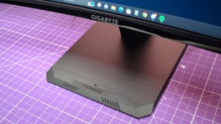 A Gigabyte GS32QC on a desk