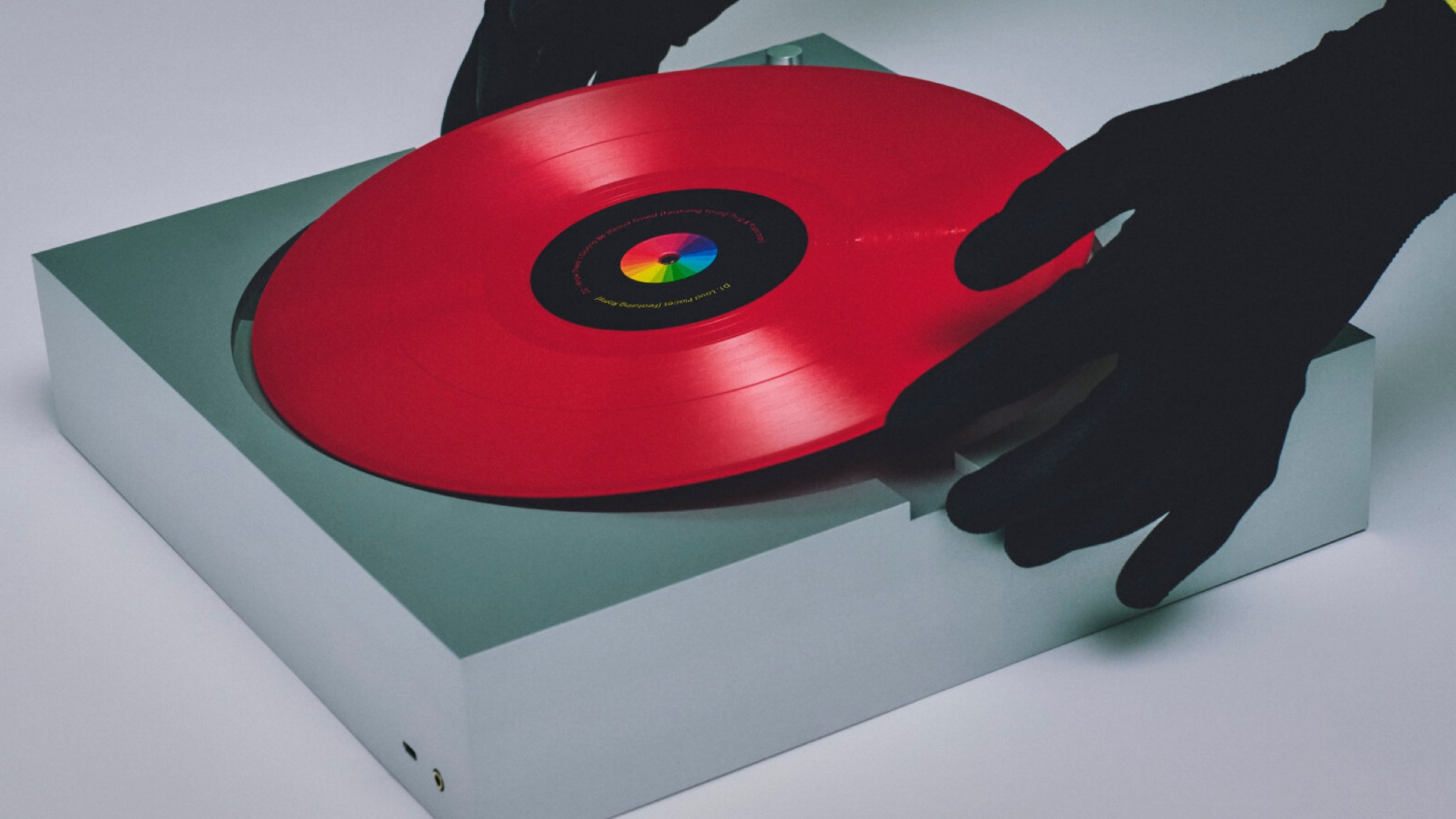 This wild turntable plays vinyl without a tonearm, automatically detects the RPM, and is a solid lump of aluminum