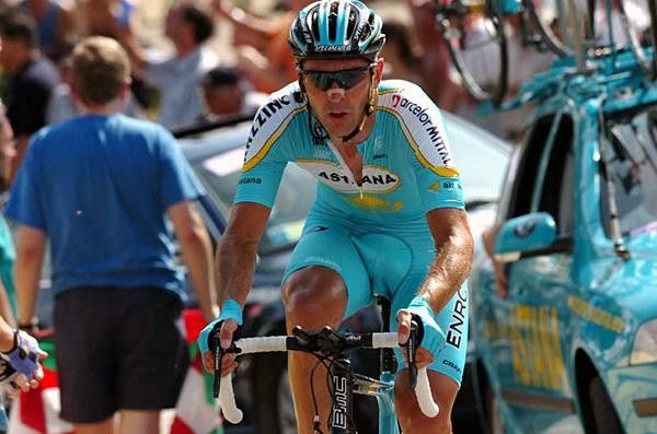 Eddy Mazzoleni (Astana) protects his overall spot.