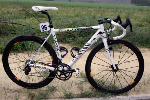 Pimp my ride: a new paint job for World Champion Cadel Evans' Canyon.