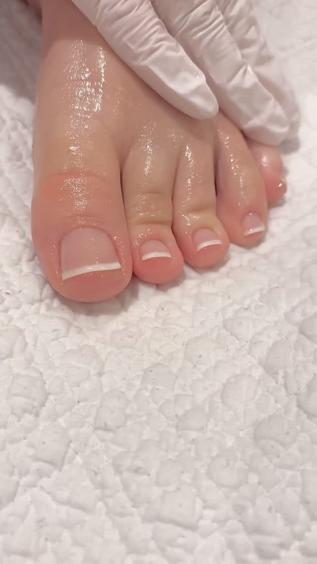 A off white french pedicure