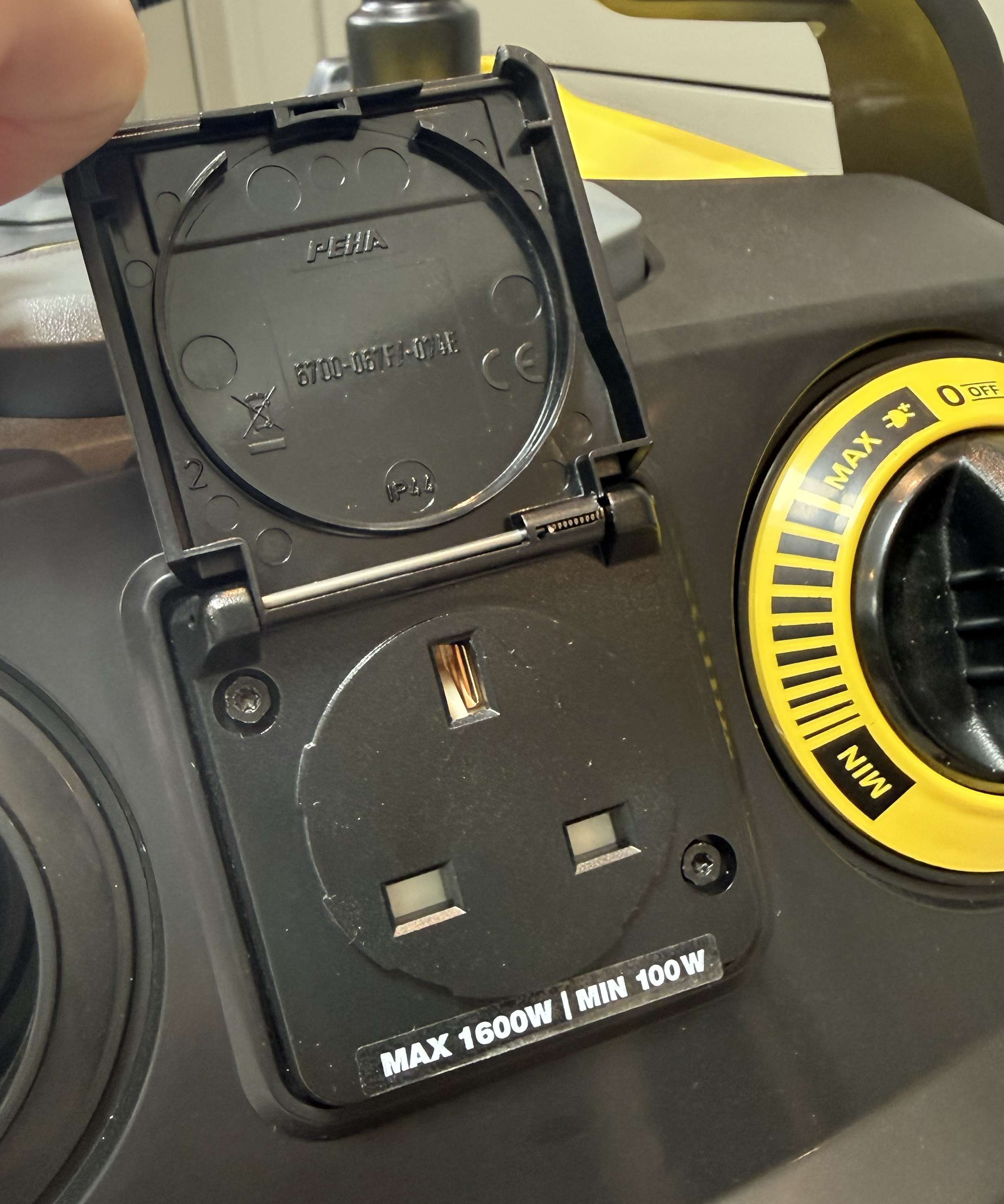 Close-up of the K&amp;auml;rcher WD 6 P built-in power socket with hinged cover and 1600W maximum rating