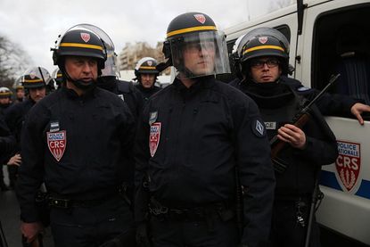 Supermarket gunman threatens to kill hostages if police assault Charlie Hebdo suspects
