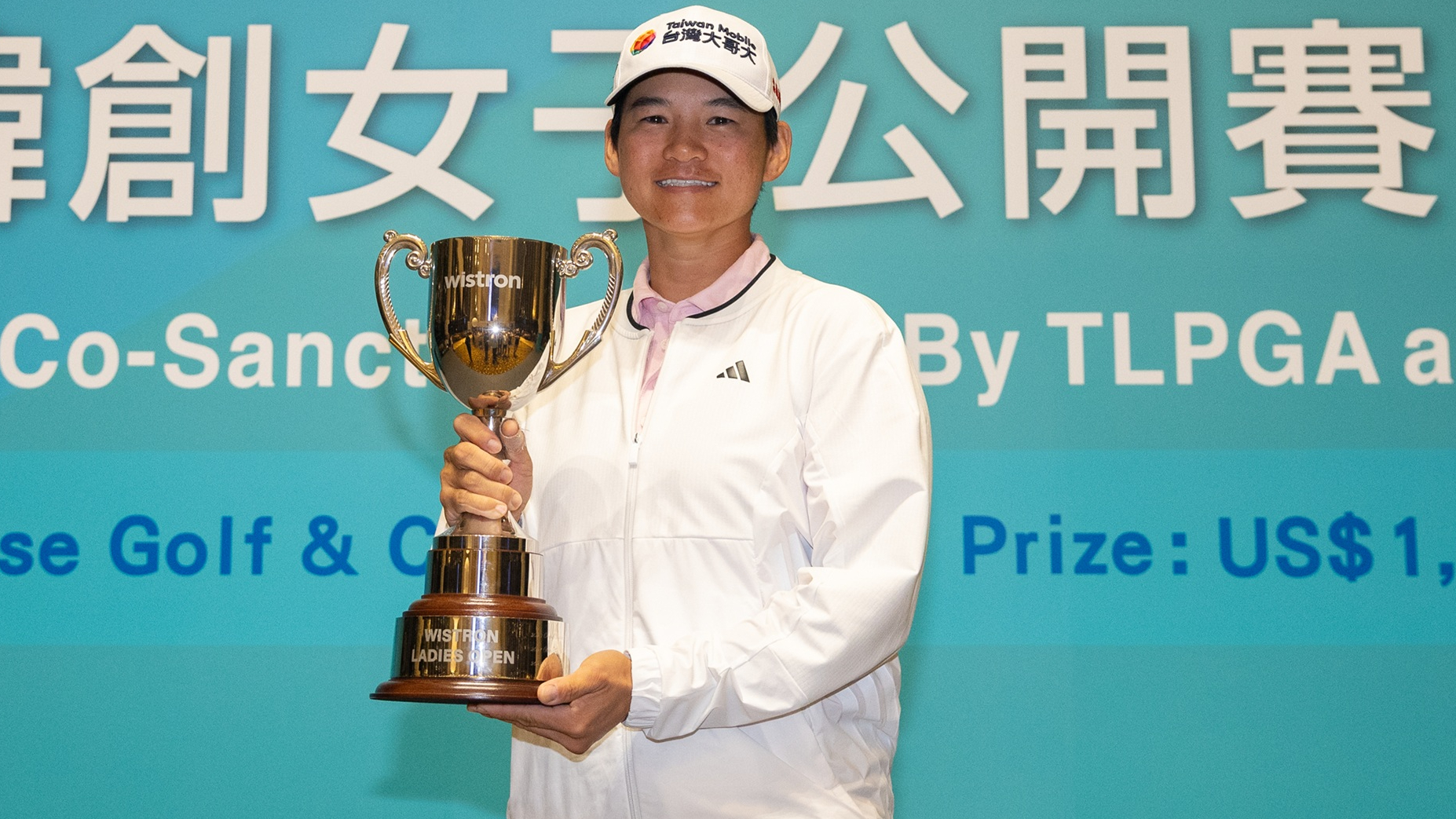 Yani Tseng with the Wistron Ladies Open trophy 