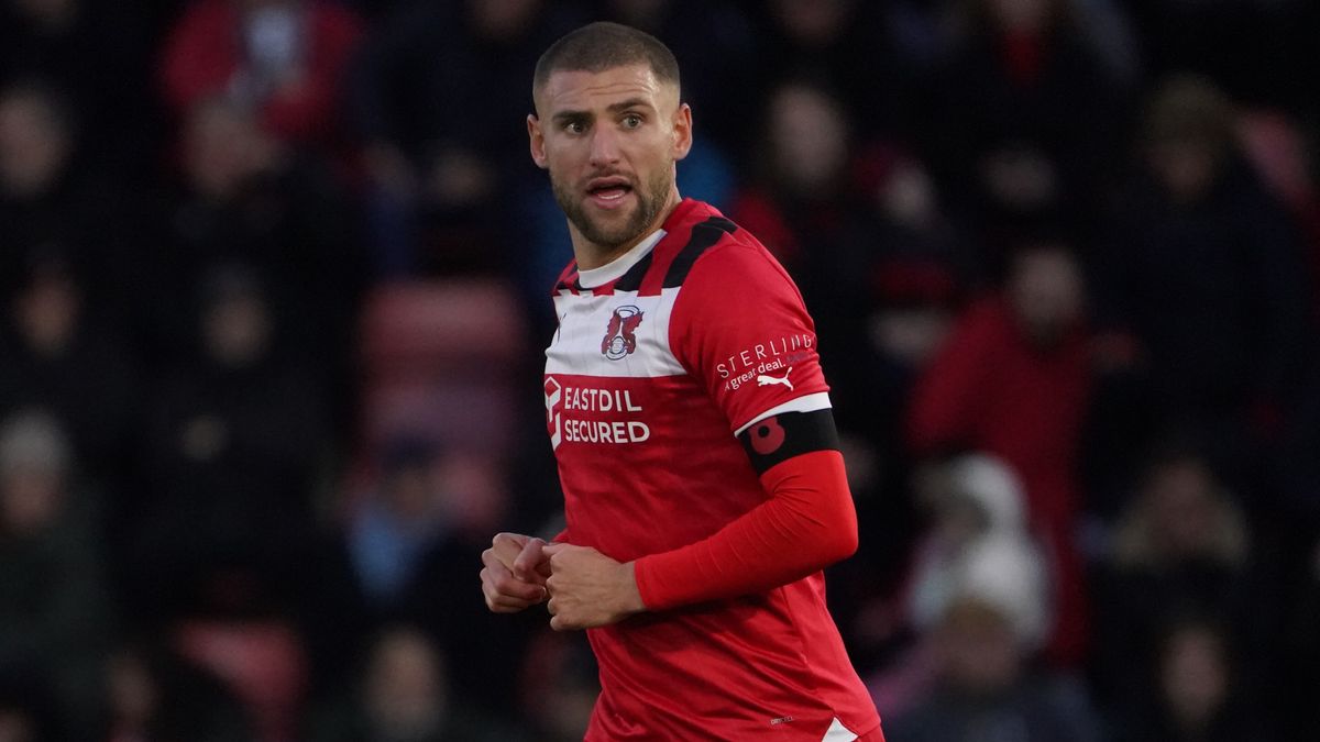 Brandon Cooper of Leyton Orient runs the pitch ahead of the Chesterfield vs Leyton Orient live stream