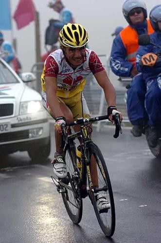 Joaquin Rodriguez (Saunier Duval) suffers in the wet
