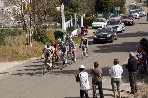 The early breakaway gets encouragement from spectators.