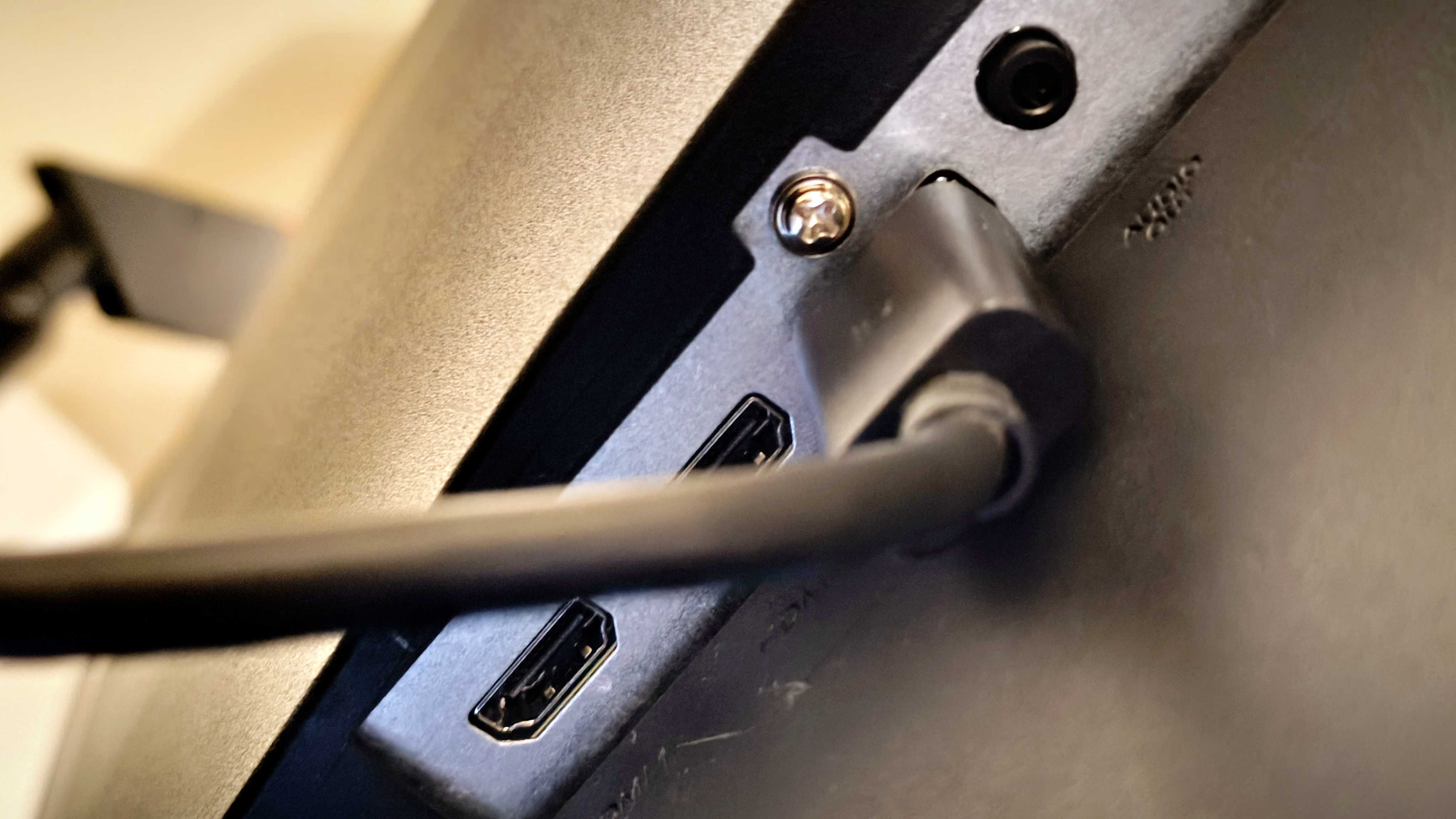 Monitor de juegos Philips Evnia 27M2N3800A negro sobre mesa negra