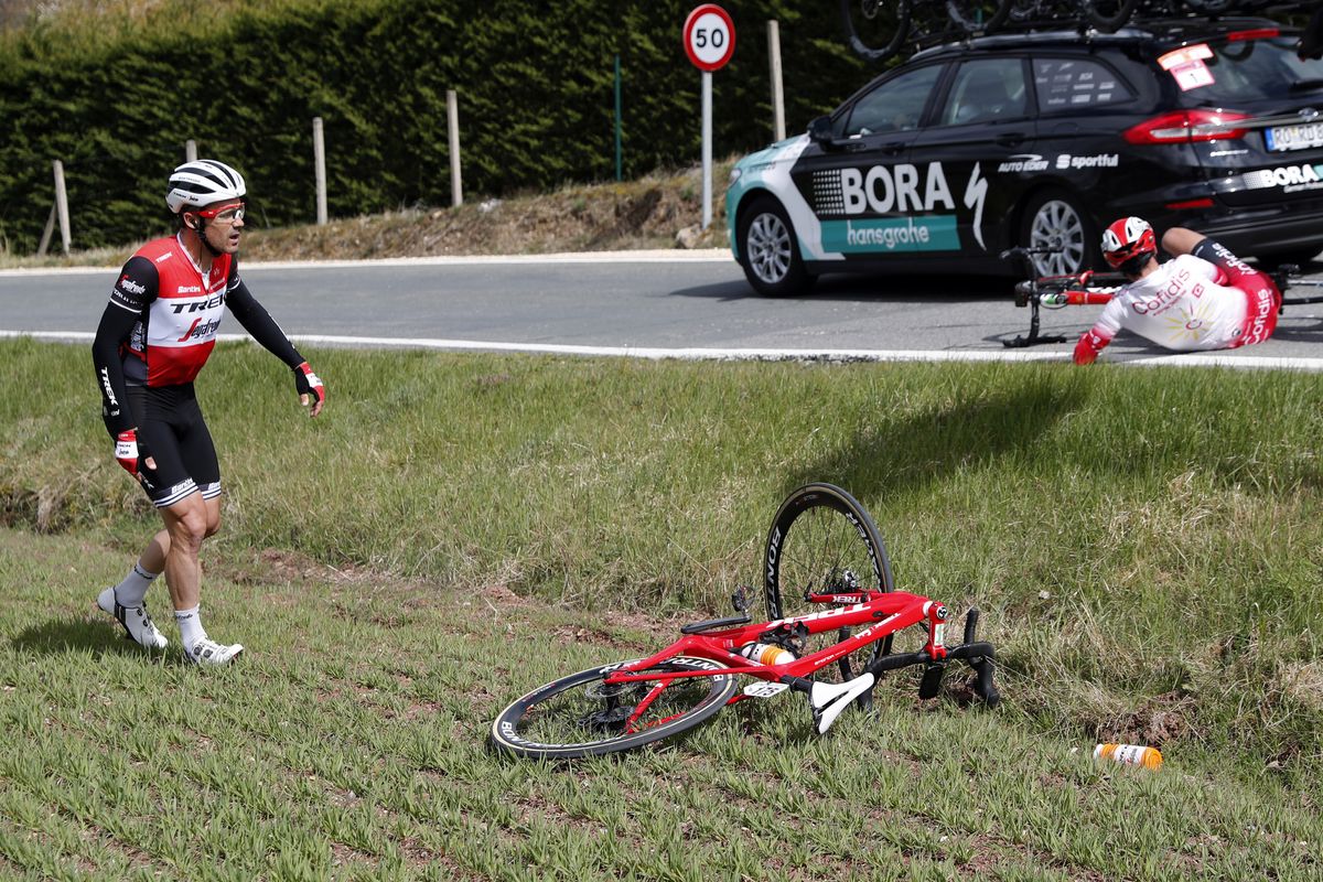 Markel Irizar (Trek-Segafredo) crashed
