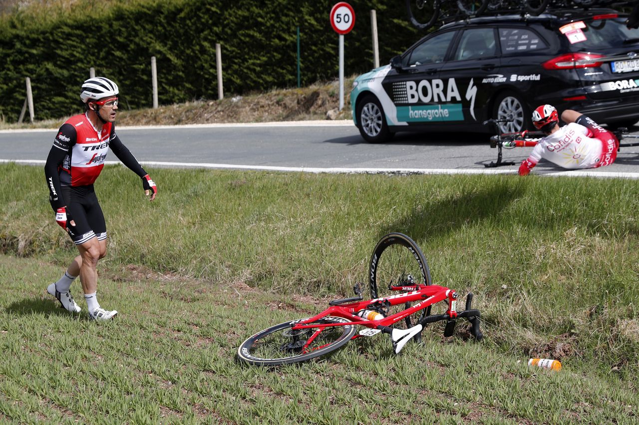 Markel Irizar (Trek-Segafredo) crashed