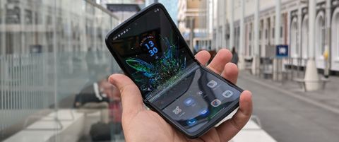 Motorola Razr 2022 henkilön kädessä