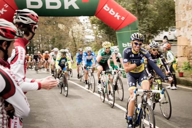 Alberto Contador rolls through a KOM at the Klasika Primavera de Amorebieta while adjusting his arm warmers