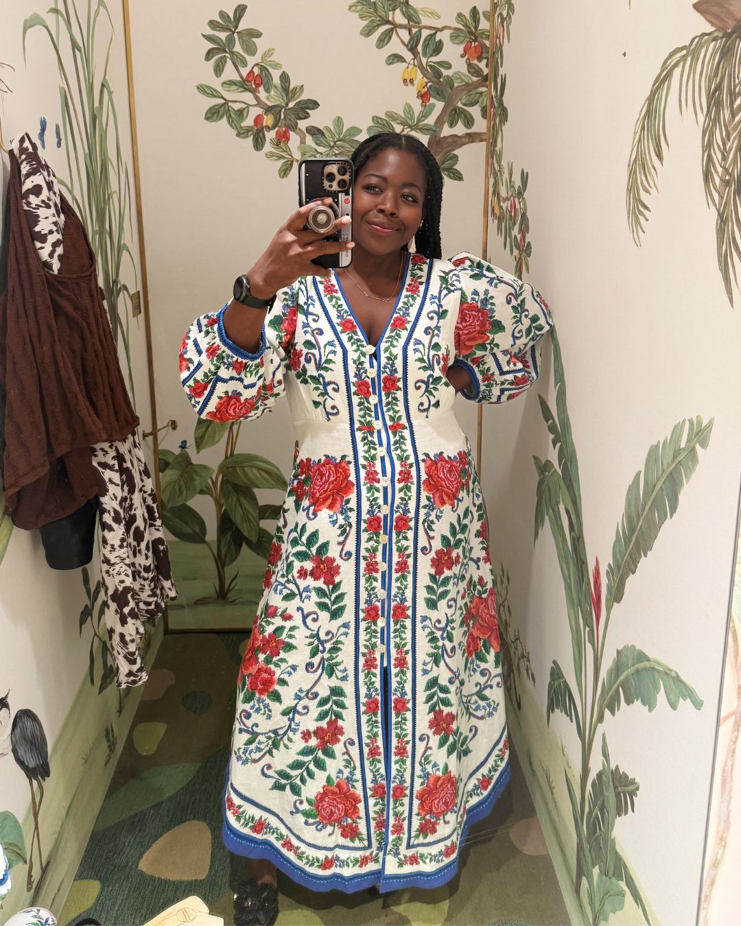 Stephanie Yeboah przymierza sukienkę plus size Farm Rio