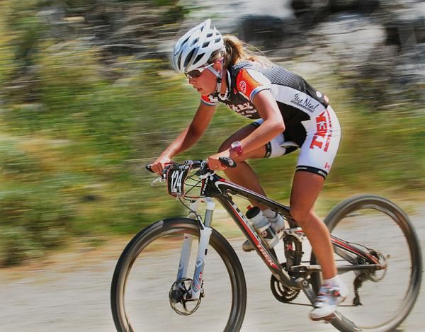 Emily Batty (Trek World Team) races to fourth place in 2009.