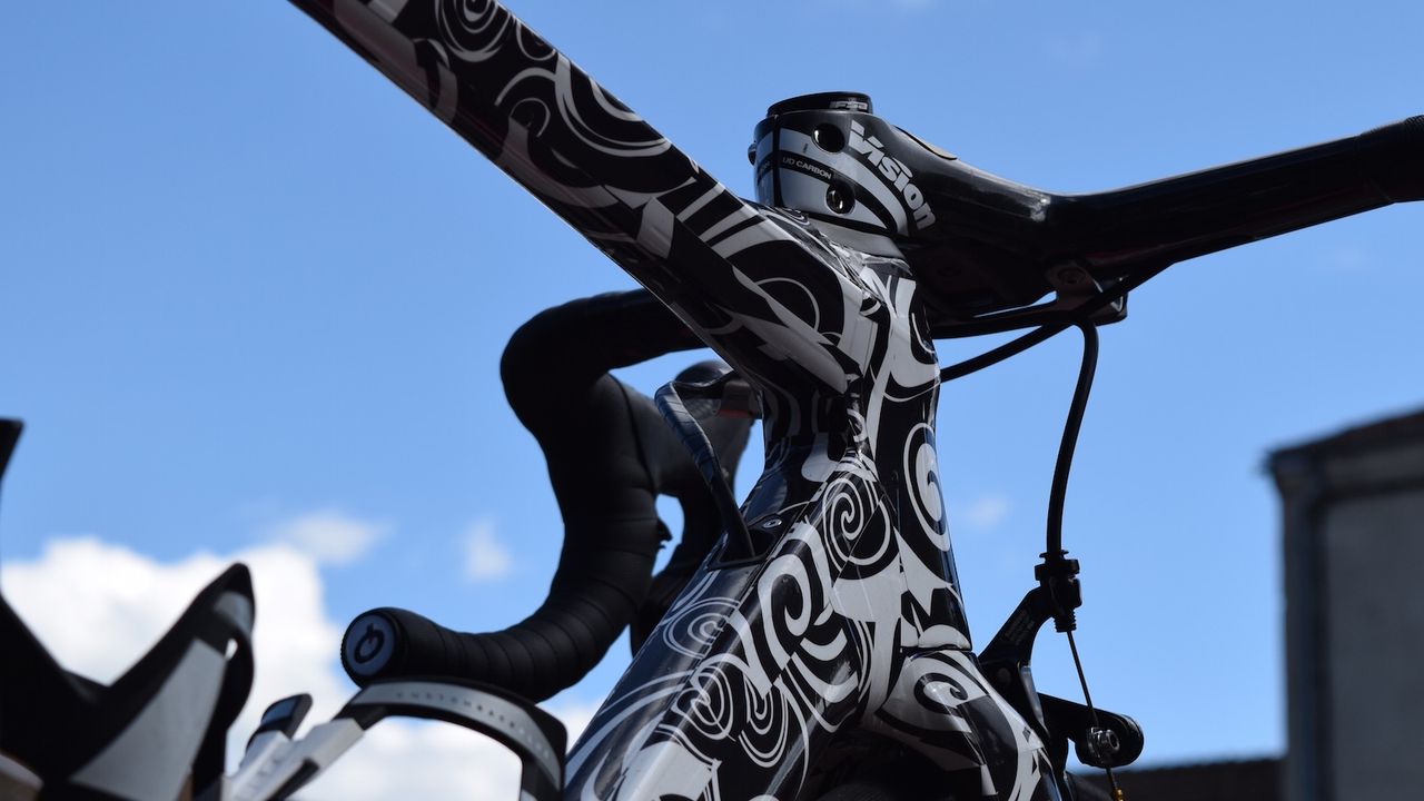 A junction on the down tube allows internal gear routing