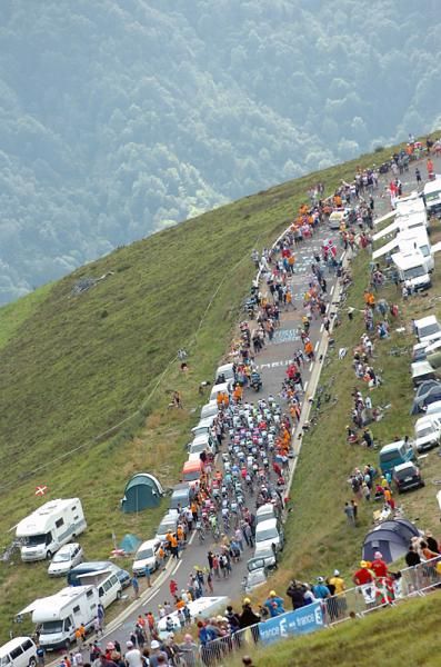 The peloton en route from Bagn&egrave;res-de-Luchon to Peyragudes in the final mountain stage of the 2012 Tour.