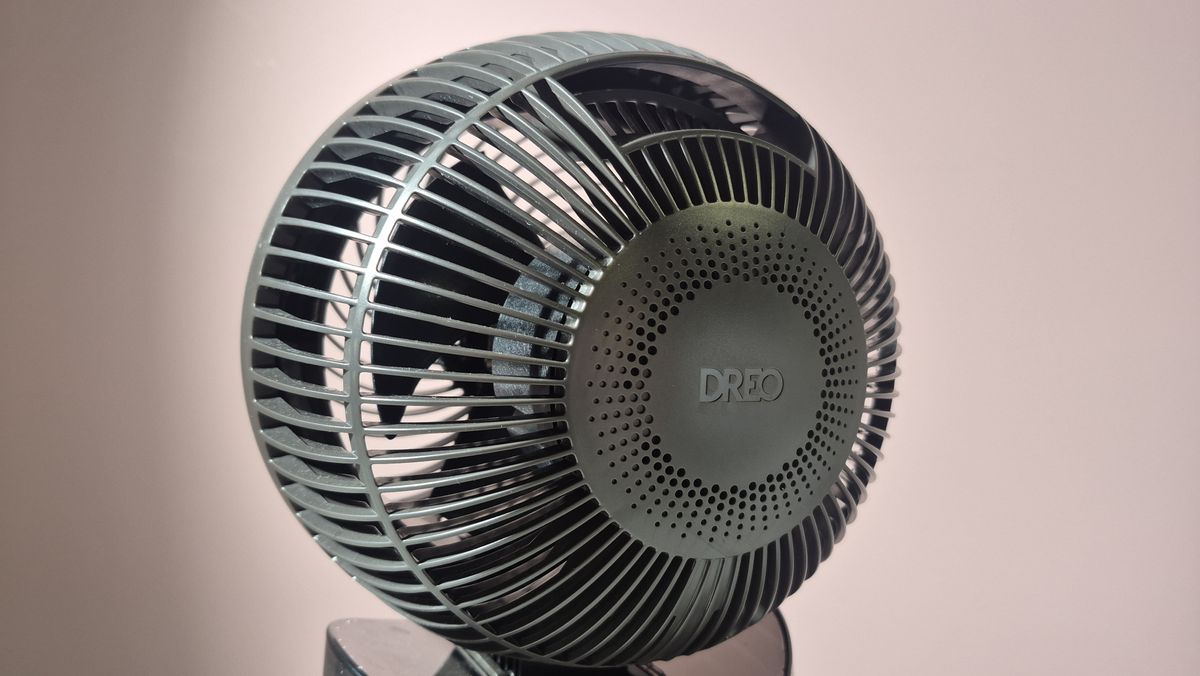 Dreo logo on the Dreo Smart Misting Fan 516S