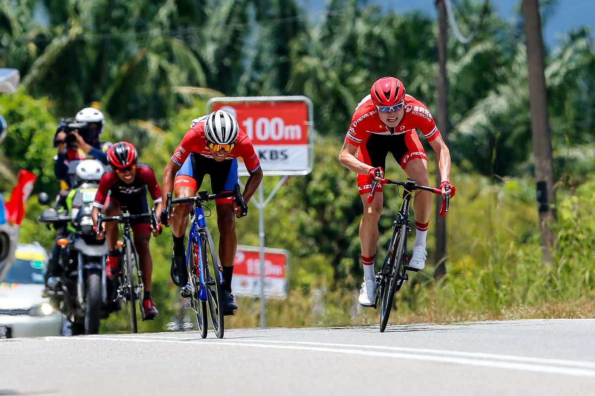 Bo Wang takes out an intermediate sprint sprint on stage 1