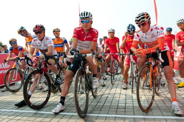 Overall leader Tony Martin waits on the startline with Ben King (l) and Igor Anton (r).