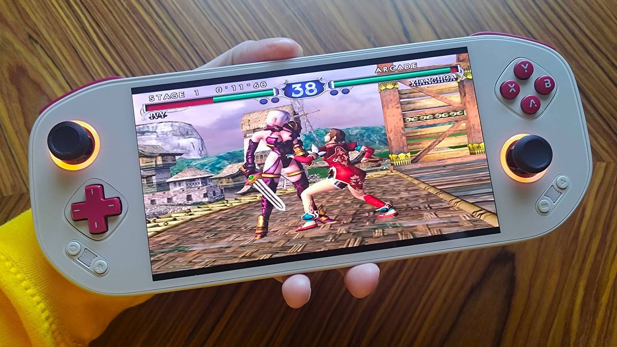 Mangmi Pocket Max handheld with Solu Calibur 2 battle featuring Ivy on left and Xianghua on right.