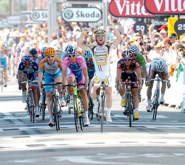 Mark Cavendish (HTC-Columbia) wins stage 11