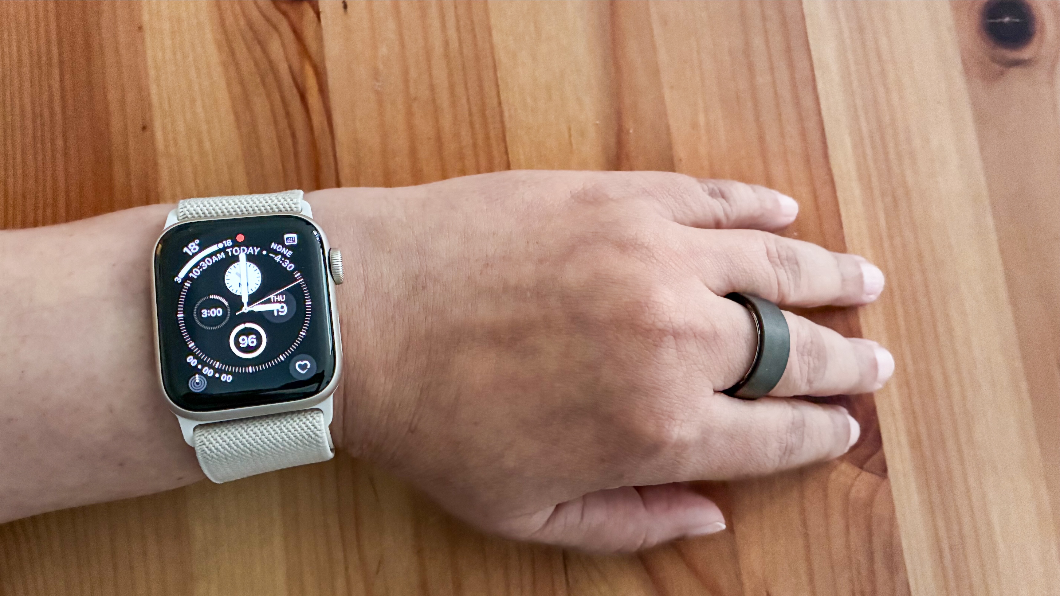The Apple Watch SE on the wrist with the Ultrahuman Ring Air on the middle finger