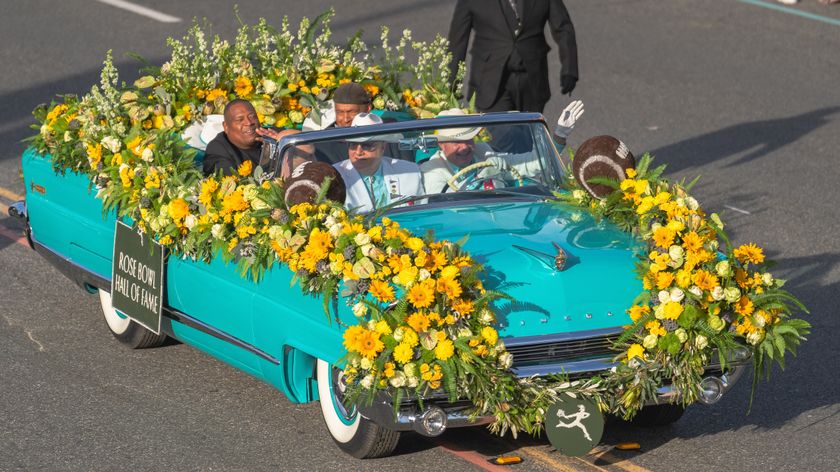 PASADENA, CA - JANUARY 2: The Rose Bowl Hall of Fame blue Caddy travels down Colorado Blvd. in front of spectators ahead of the 136th Tournament of Roses Parade 2025 on New Year&#039;s Day 