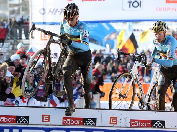 Nys and Vantornout chase after Stybar.