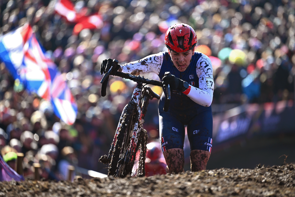 Celia Gery fights for the medals in the U23 women's race