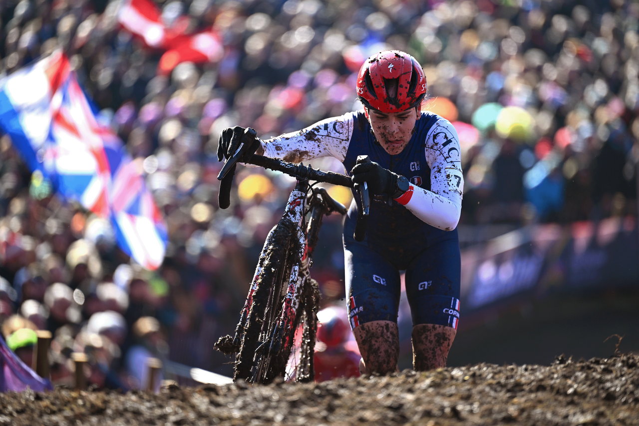 Celia Gery fights for the medals in the U23 women's race