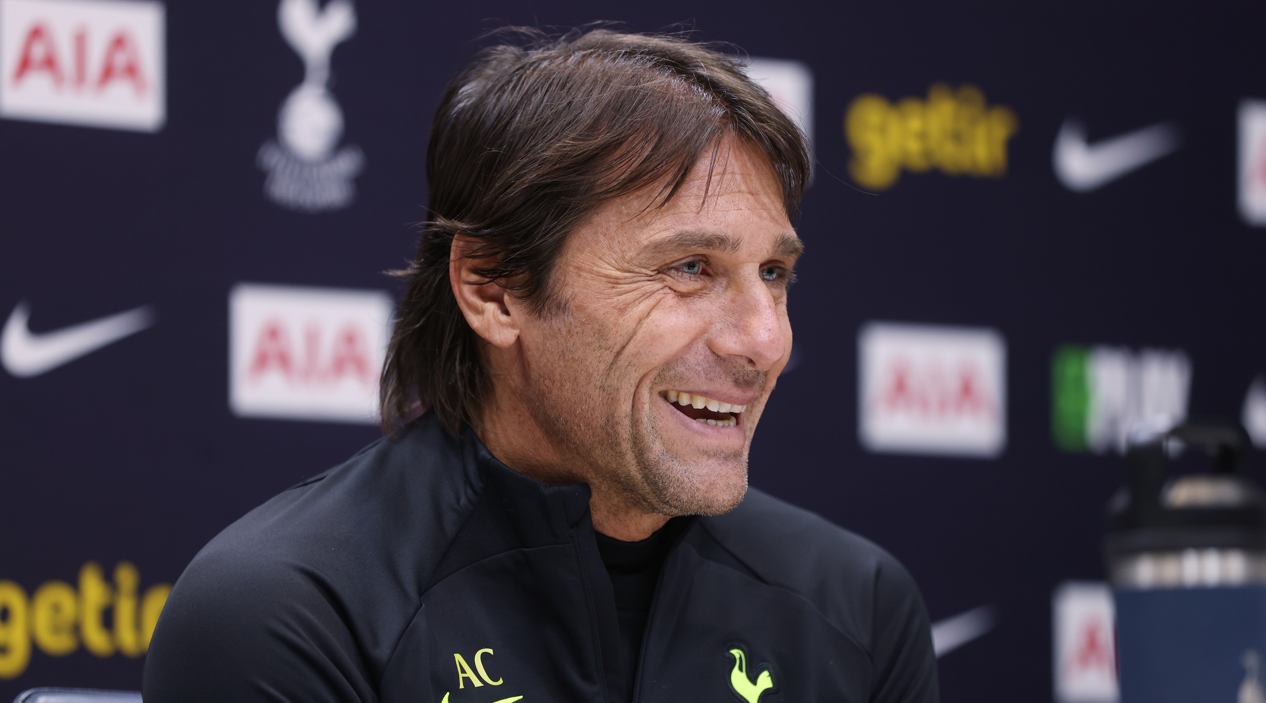 Pelatih kepala Tottenham Hotspur Antonio Conte tertawa saat konferensi pers 3 Januari 2023.
