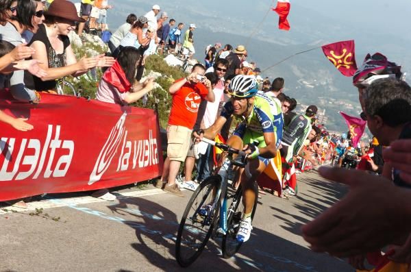 Vincenzo Nibali (Liquigas) chases Joaquin Rodriguez.