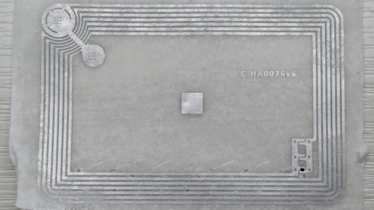 Images of the electronic components of an NFC travel card