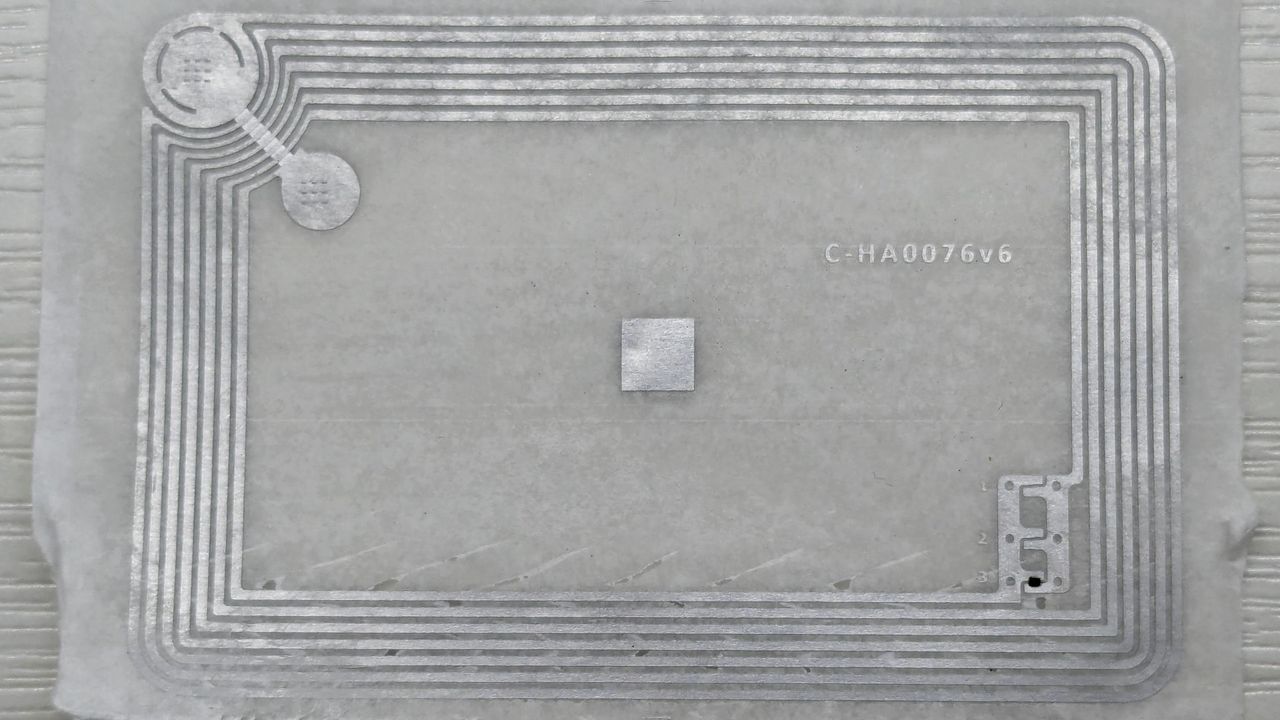 Images of the electronic components of an NFC travel card