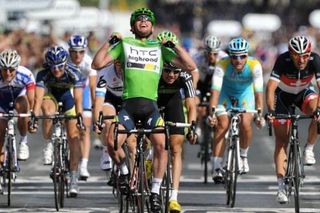 Mark Cavendish (HTC Highroad) wins on the Champs-Élysées