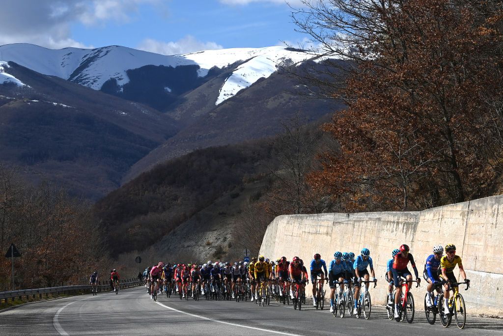 TORTORETO ITALY MARCH 09 A general view of the peloton passing through a snowy mountainous landscape during the 58th TirrenoAdriatico 2023 Stage 4 a 218km stage from Greccio to Tortoreto 229m UCIWT TirrenoAdriatico on March 09 2023 in Tortoreto Italy Photo by Tim de WaeleGetty Images