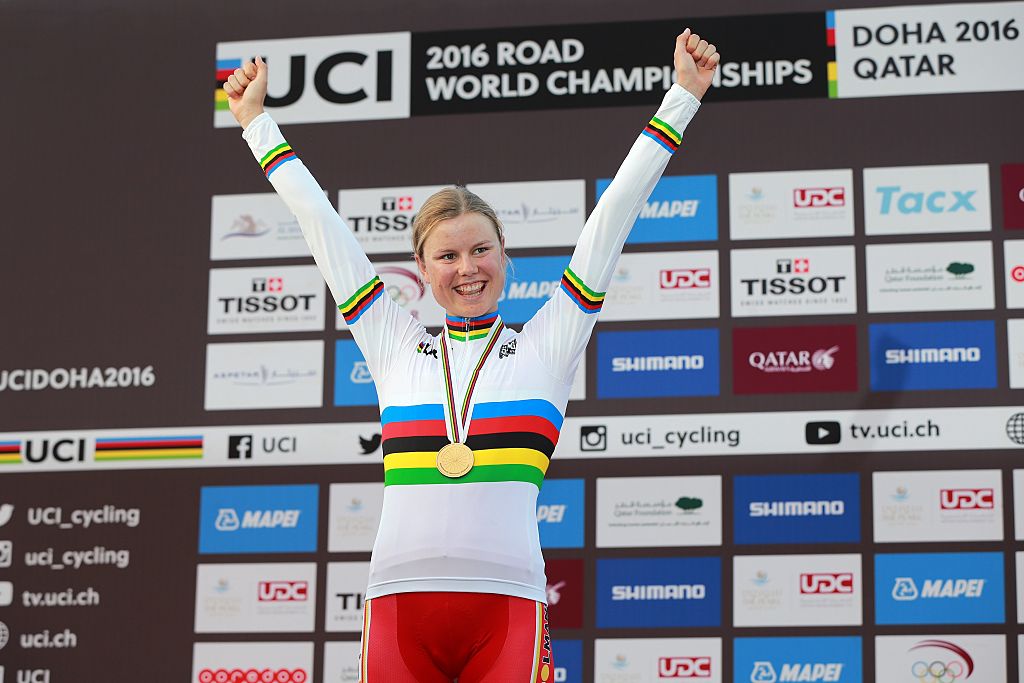 Amalie Dideriksen en el podio después del ganador de la carrera de la carretera del Campeonato Mundial 2016 en Doha