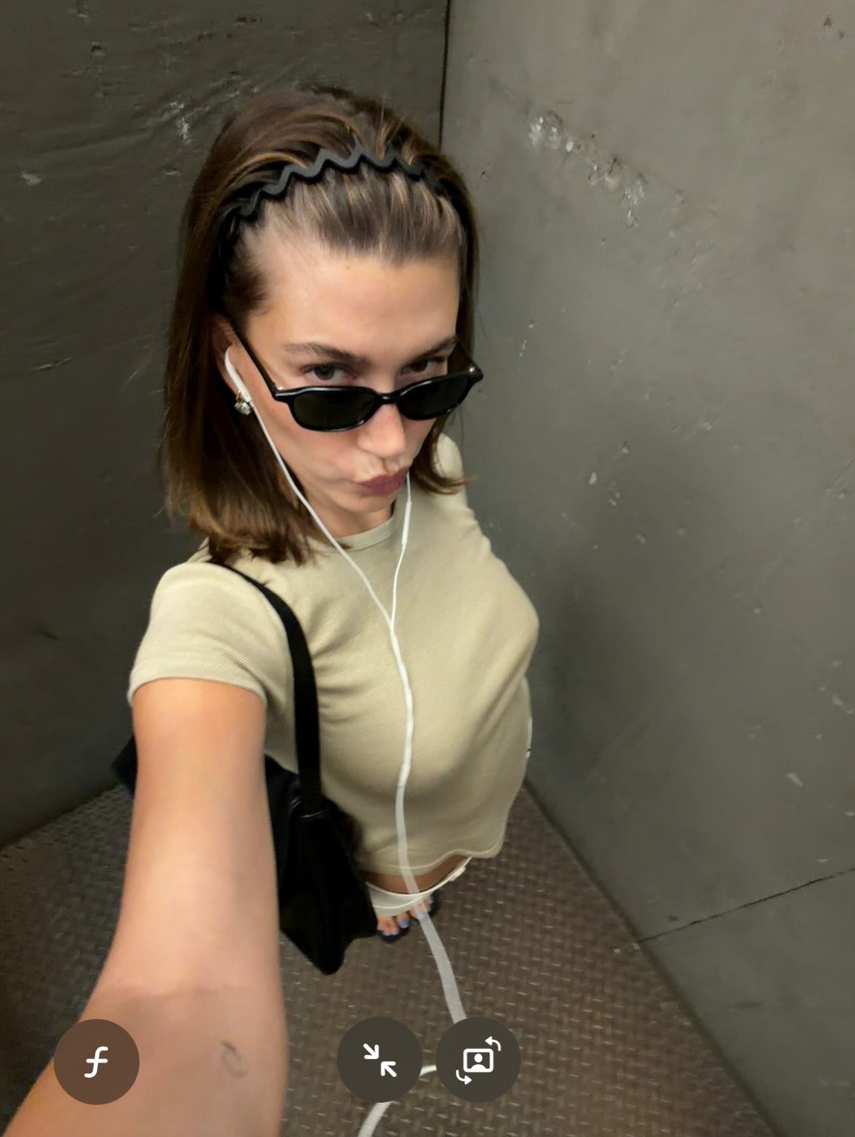 Hailey bieber wears a zig-zag headband.