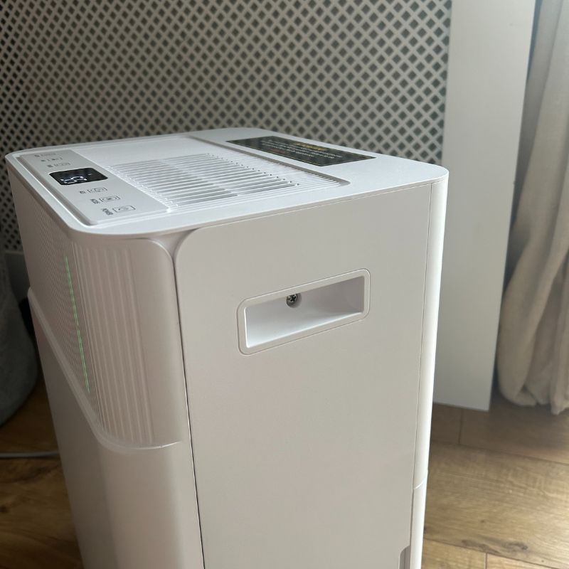 Vonhaus 20L Dehumidifier - carry handle on side of main unit