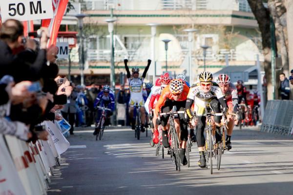 Andre Greipel (HTC-Columbia) continues his winning streak and makes it look easy at the finish line.