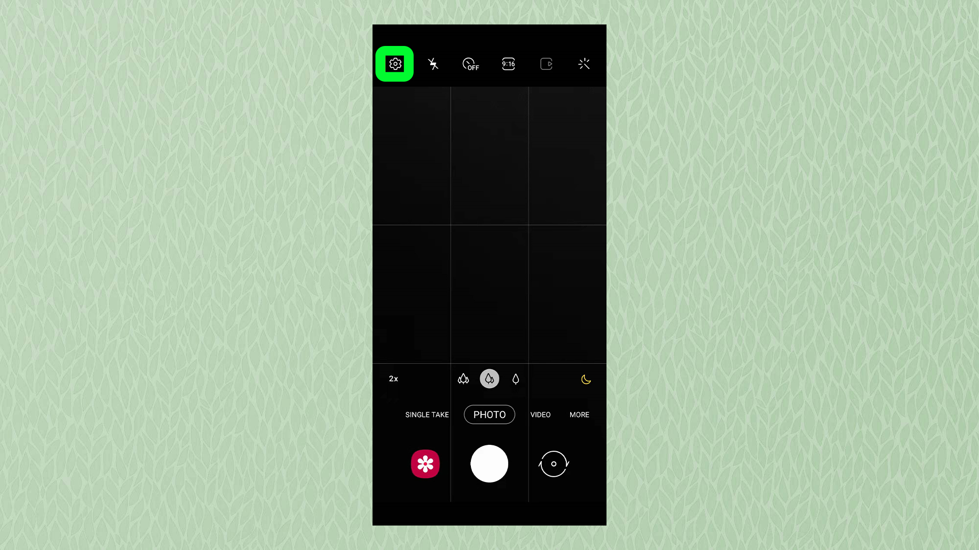 Скриншот из приложения камеры Samsung, на котором выделена шестеренка настроек.