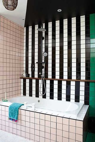rees-house-black-and-white-tiled-bathroom