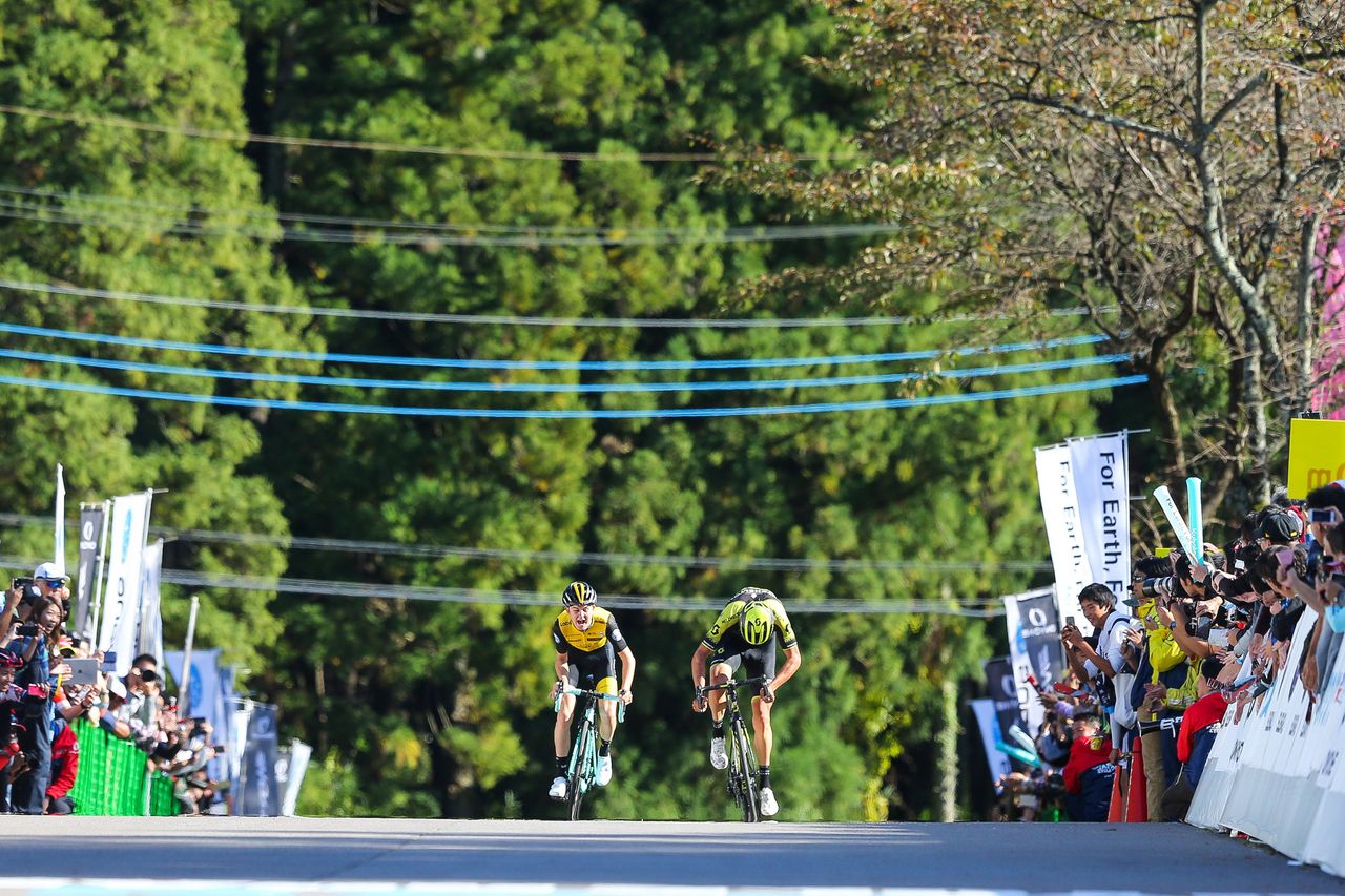 Antwan Tolhoek and Robert Power sprint for the line at the Japan Cup