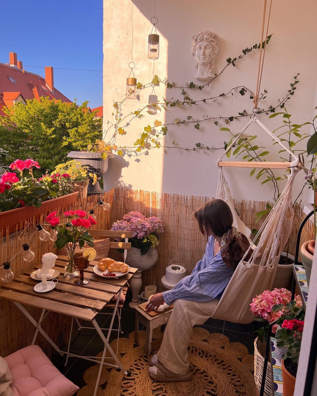 Balkon apartemen Boho dengan tempat tidur gantung