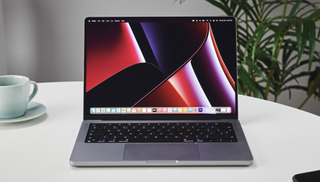 MacBook Pro 14" pöydällä