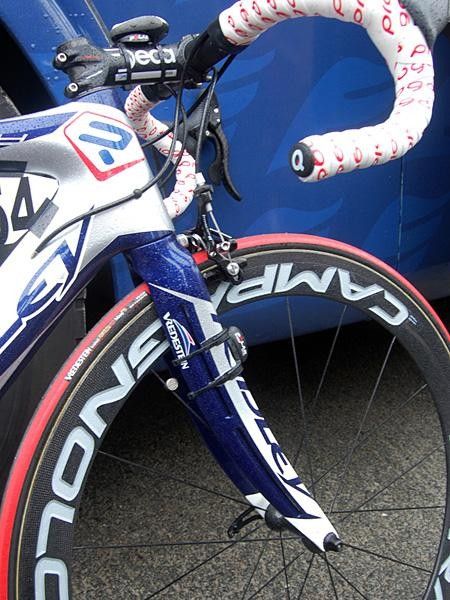 The fork uses split blades that are said to decrease aerodynamic drag.