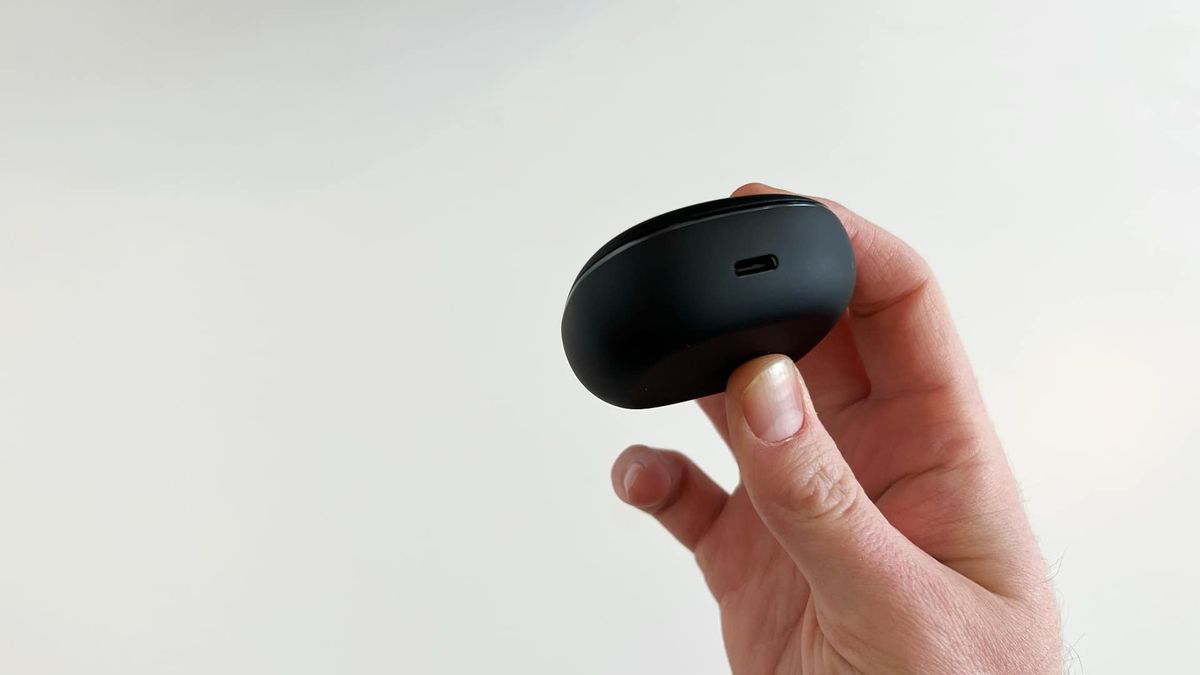 Anker Soundcore Liberty 4 p&aring; vitt bord