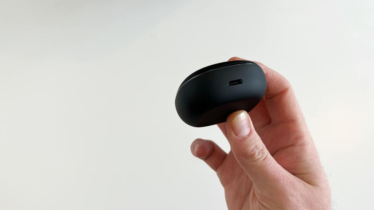 Anker Soundcore Liberty 4 p&aring; vitt bord