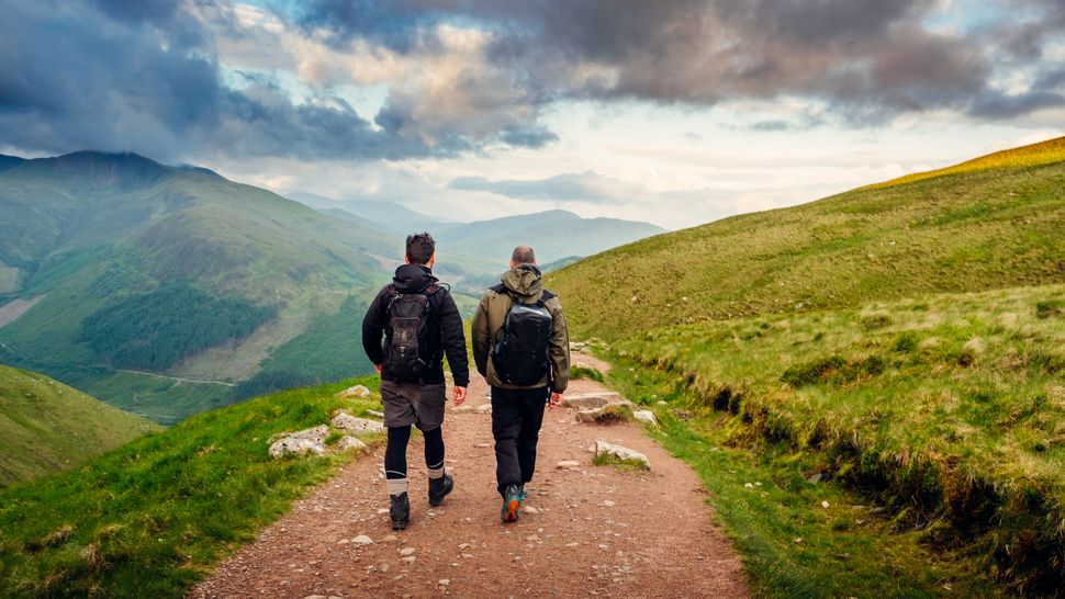 the-benefits-of-hiking-with-friends-advnture